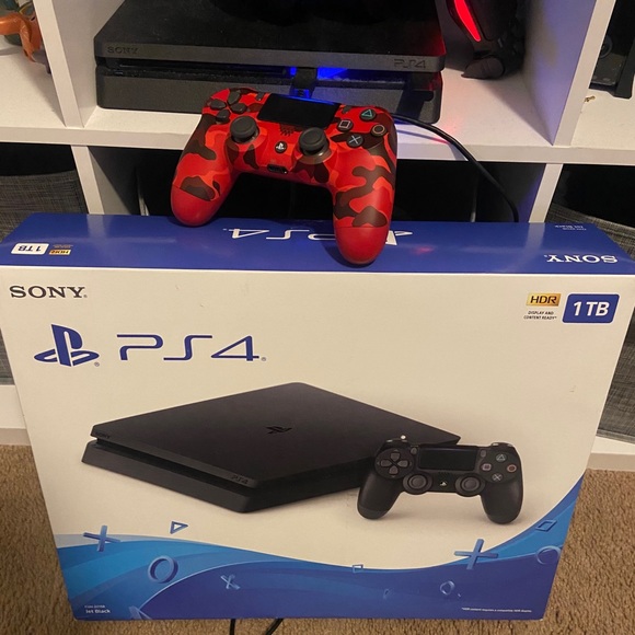 PS4 slim 1TB - Picture 1 of 4